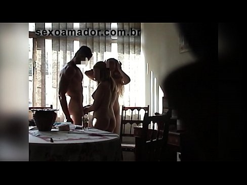 ❤️ Amigos sexuais convidam um homem gigante e uma ménage à trois com ele ❤ Sexo em nós ❌