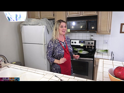 ❤️ A madrasta o ordenha na cozinha antes de sua data ❤ Sexo em nós ❌