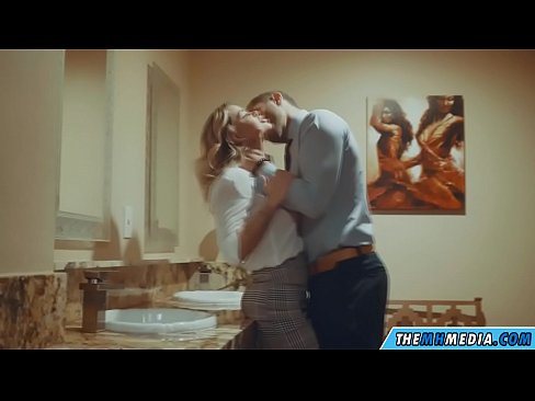 ❤️ Quando uma loira peituda o seduz em um banheiro público ❤ Sexo em nós ❌
